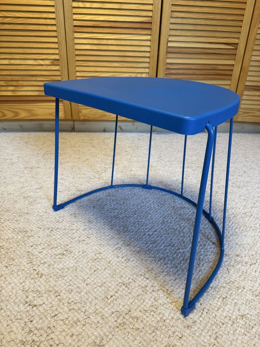 Niebieski stolik kawowy nocny retro Ikea Tranarö