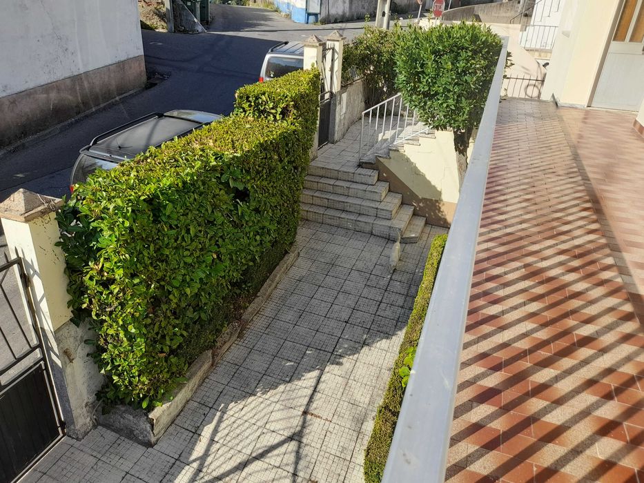 Moradia individual T6 na Covilhã com garagem para 3 carros e quintal