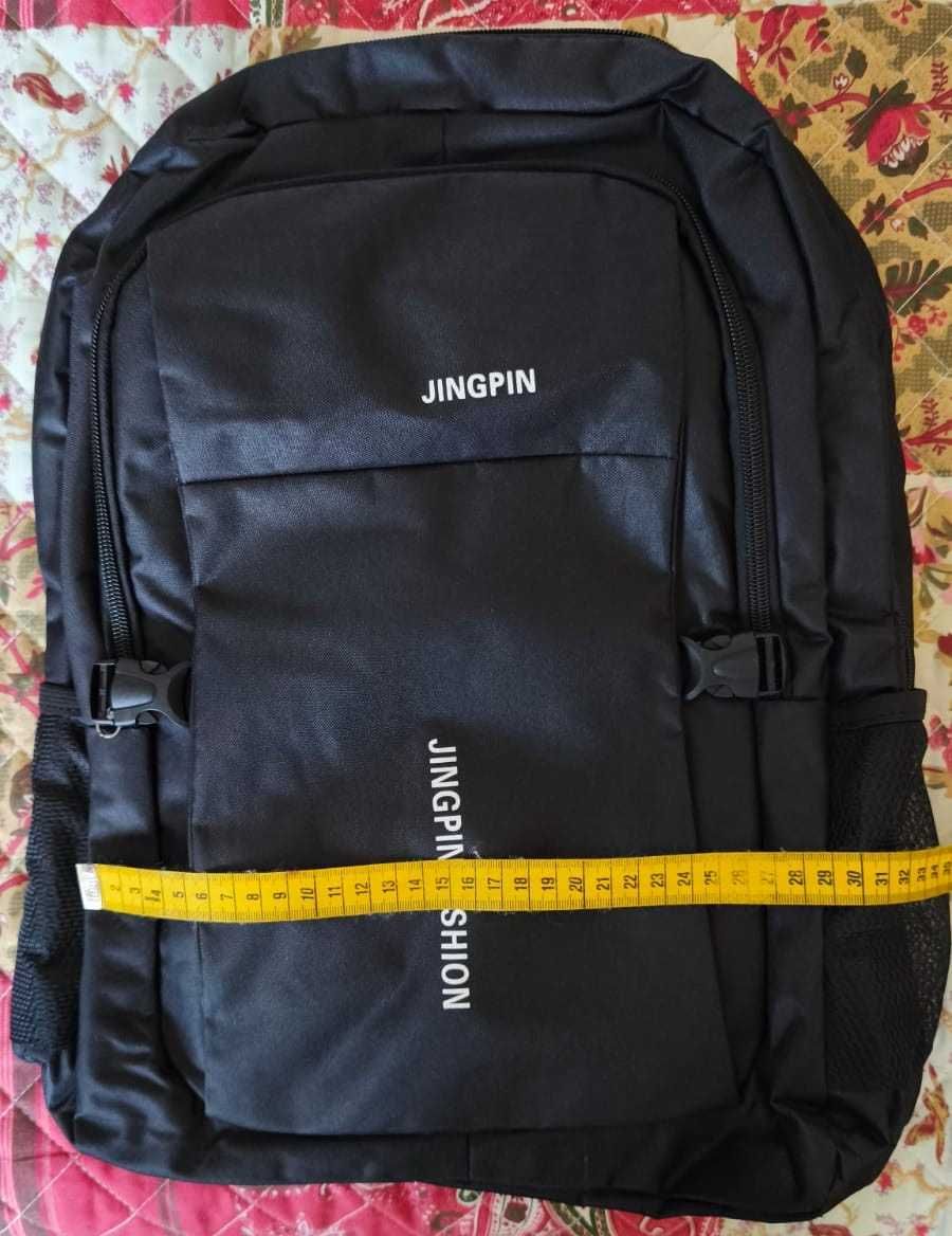 Mochila preta com divisão para computador portátil