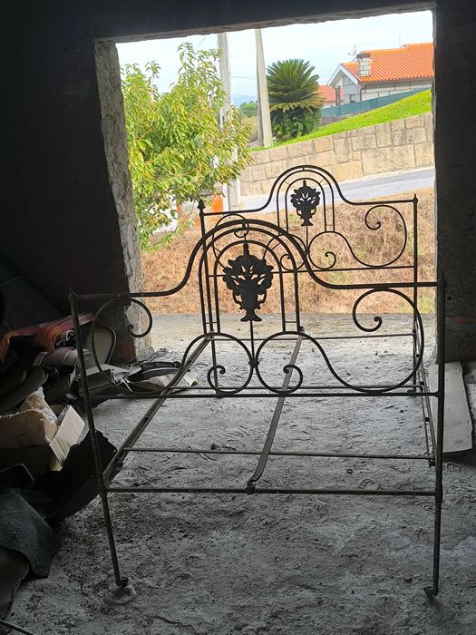 Cama antiga em bom estado