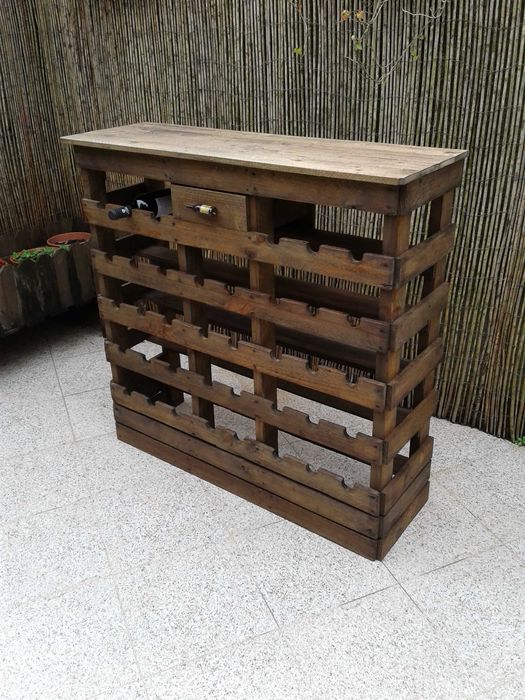 Garrafeira rústica em madeira