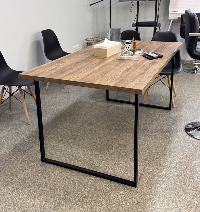 Стіл обідній на залізному каркасі