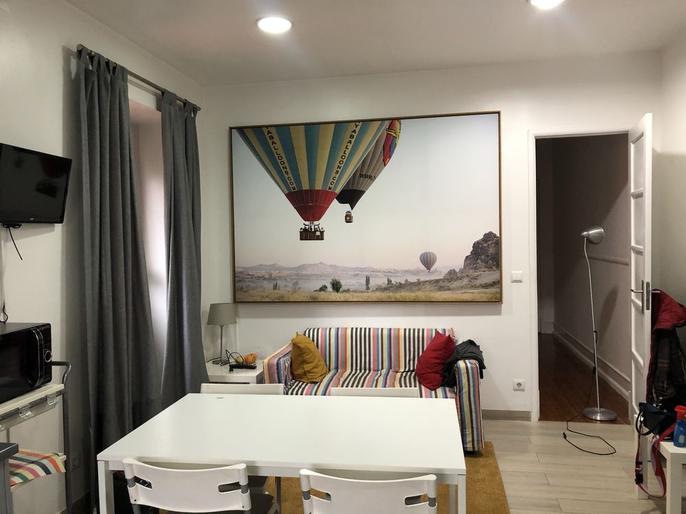 Quarto estudante rapariga com contrato