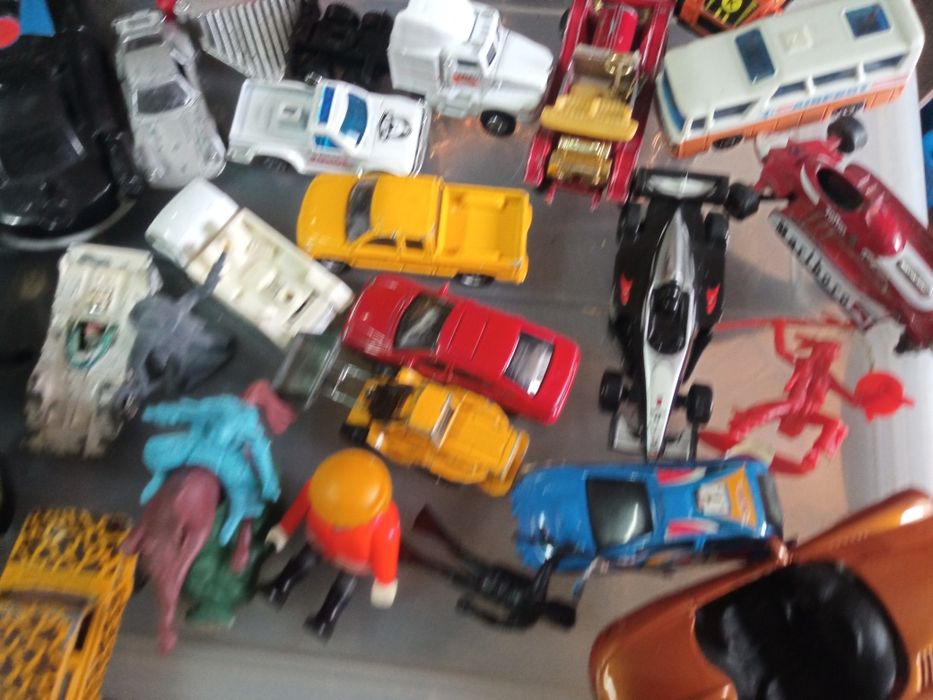 Carros carrinhos e carrões em metal.