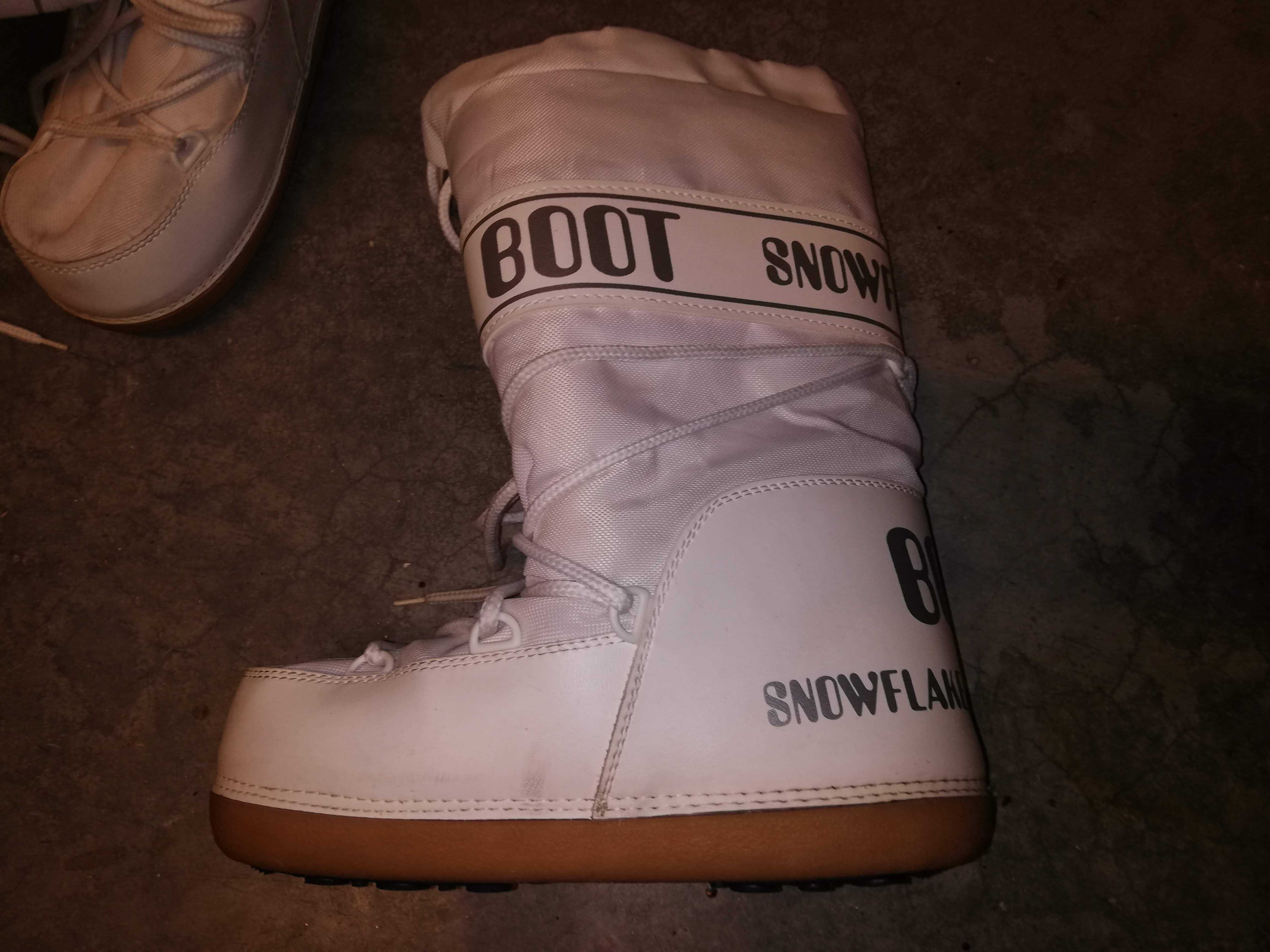 botas de neve com cordões