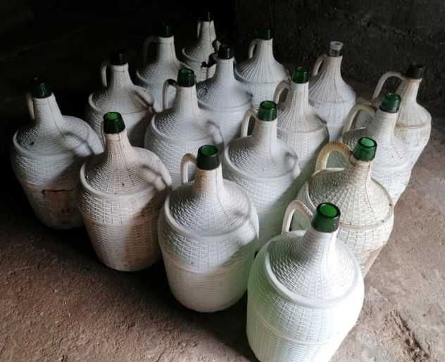 Garrafões de 5 Litros em vidro com cobertura de plástico