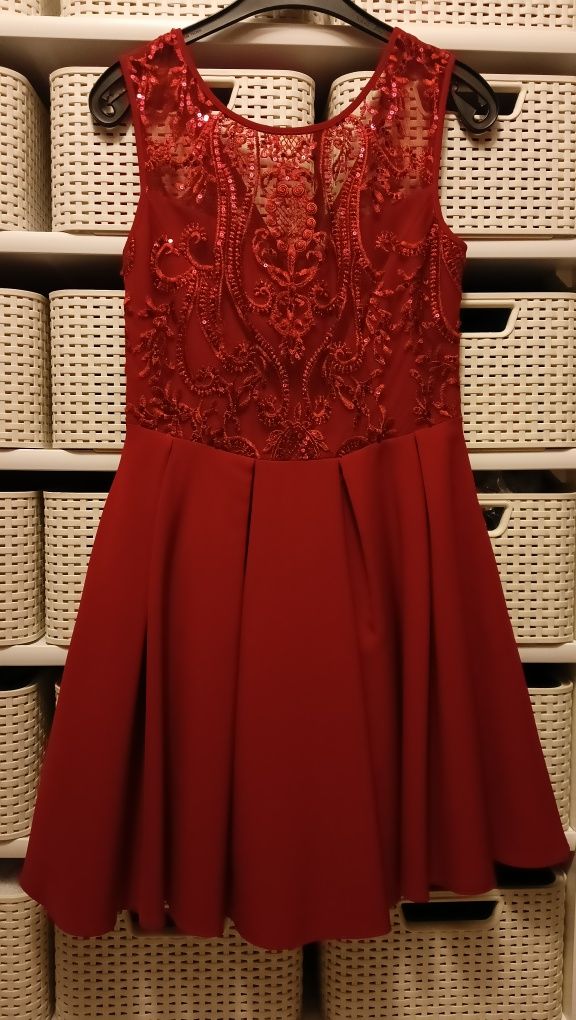 Nowa elegancka ciemnoczerwona bordowa sukienka księżniczka
