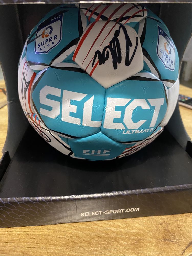 Piłka Select z podpisami piłkarzy ręcznych