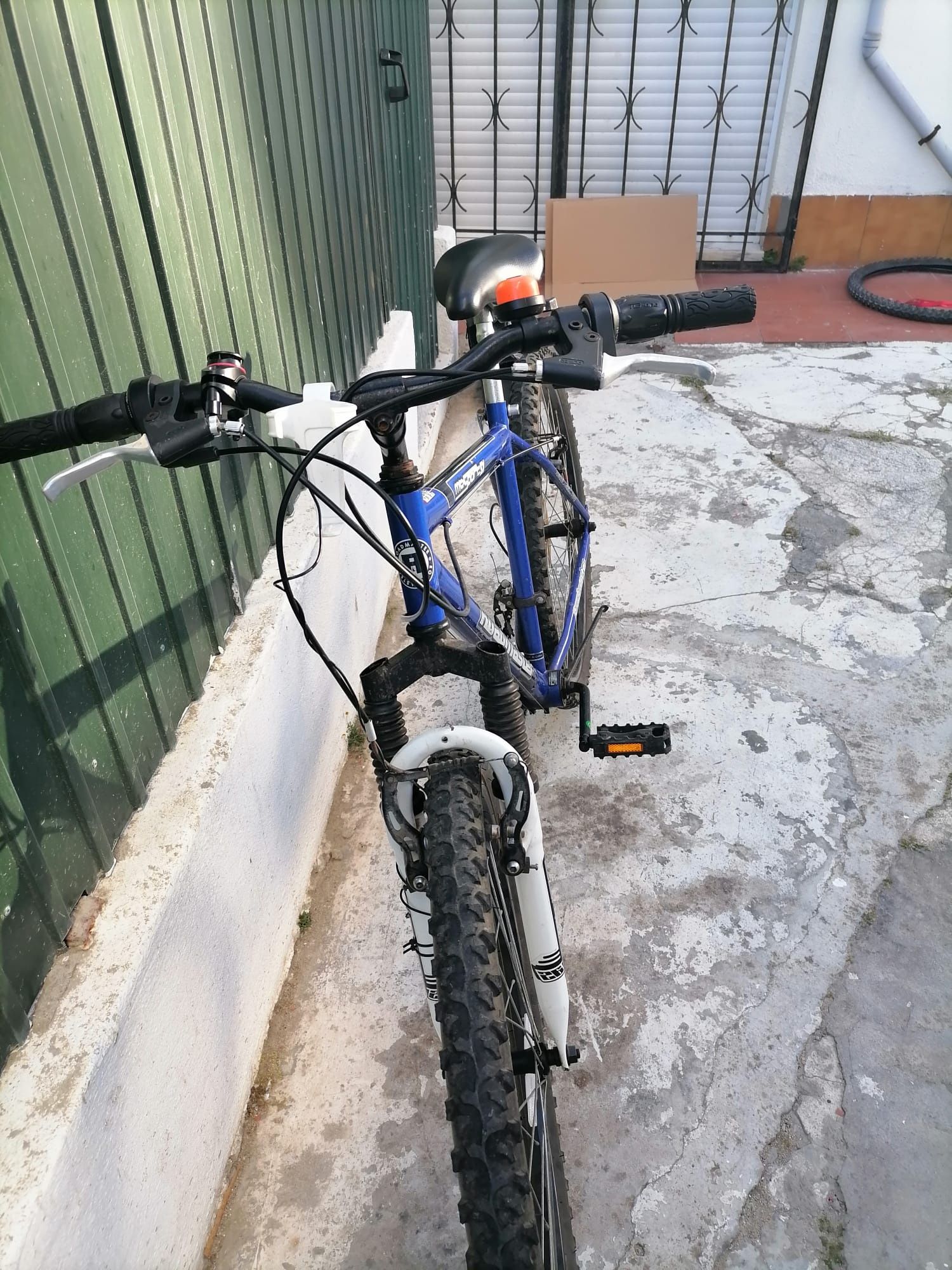 Bicicleta com suspensão à frente