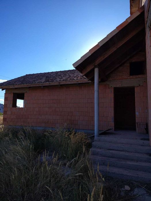 Теплий будинок нової будівлі з гаражем.