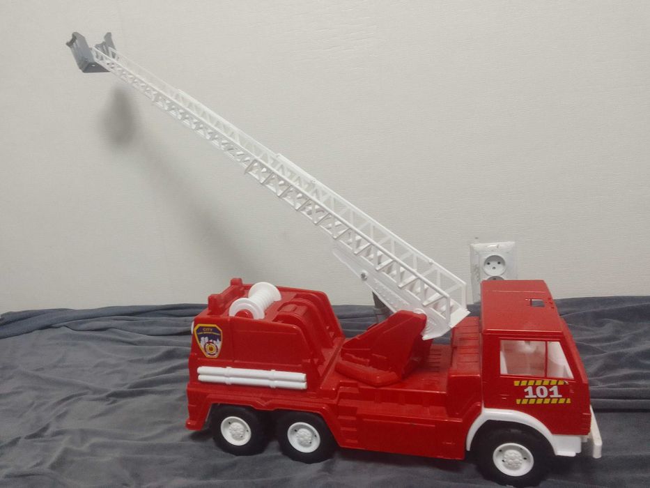 Іграшка велика пожежна машина з висувною драбиною