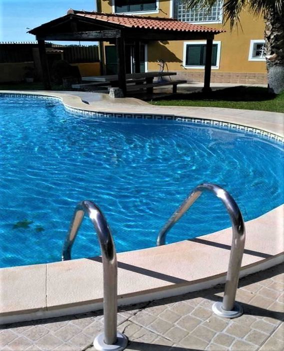 Moradia usada com jardim e piscina