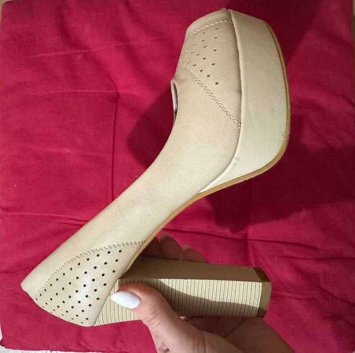 Жіночі туфлі бежевого кольору з відкритим носком