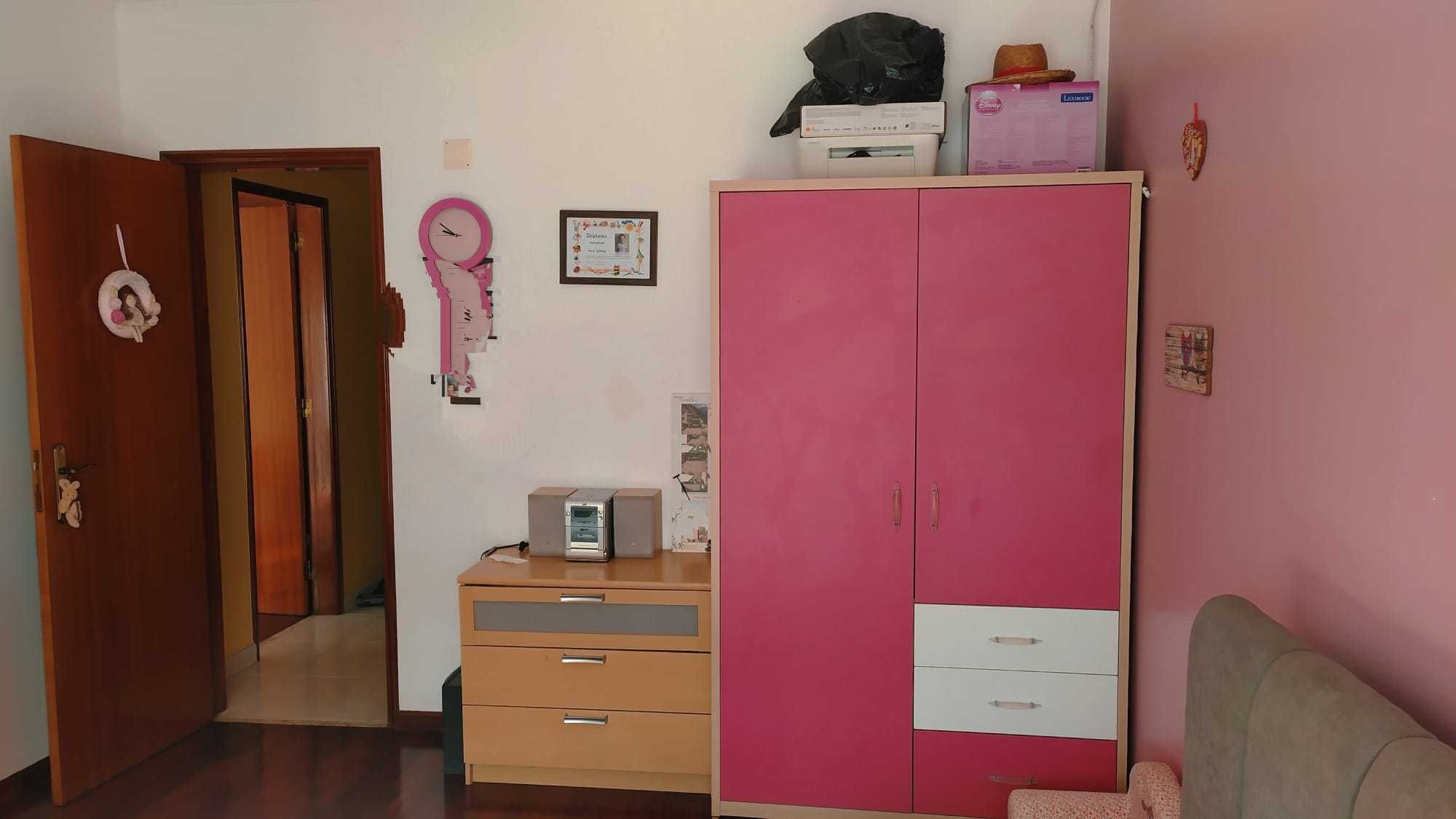 Quarto individual para senhora, com Contrato Arrendamento e Recibo.