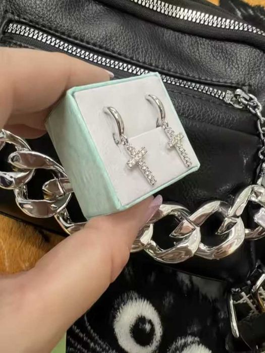 Срібні та посріблені сережки хрестики з камнями та без.