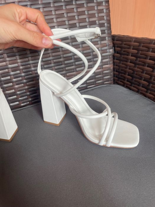 Продам босоніжки ,розмір 37,повністю нові ,ні разу не взувала