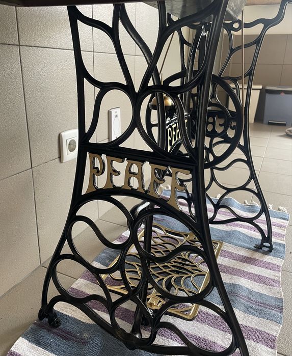 Máquina de costura PFAFF, restaurada e a coser