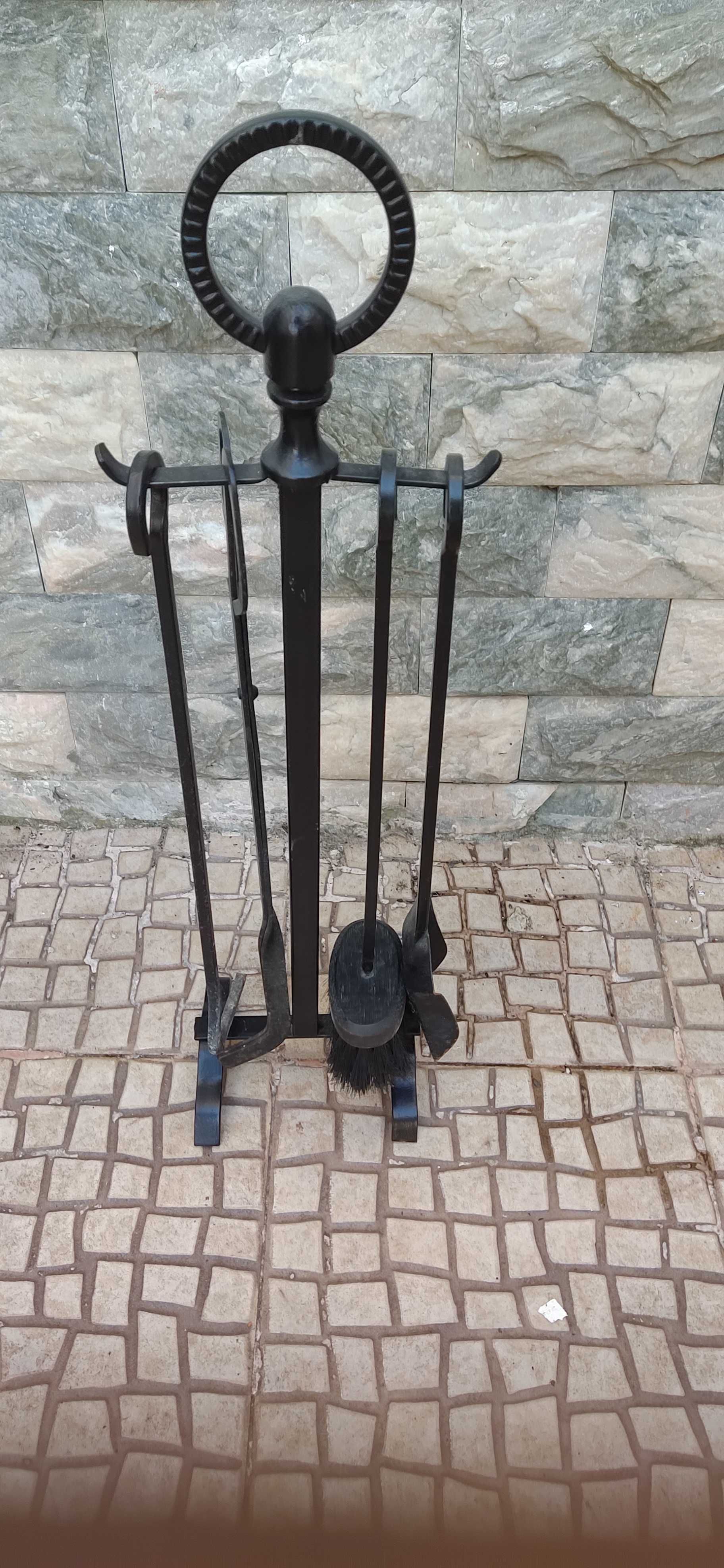 Acessórios para lareira, em preto, com suporte