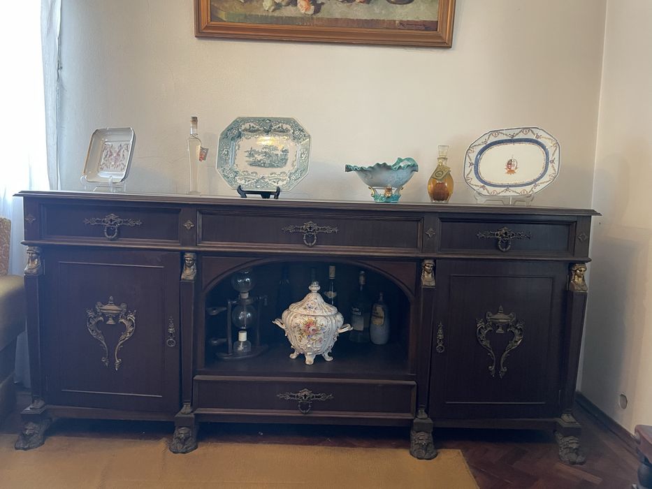 Aparador antigo em madeira maciça com detalhes em bronze