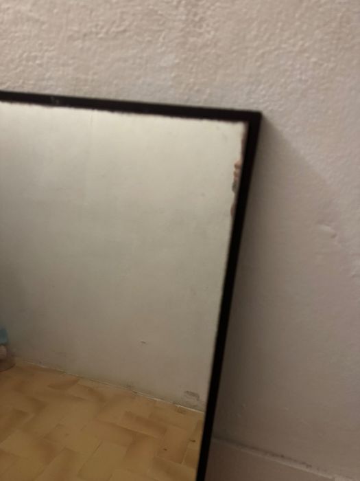 Espelho com moldura preta
