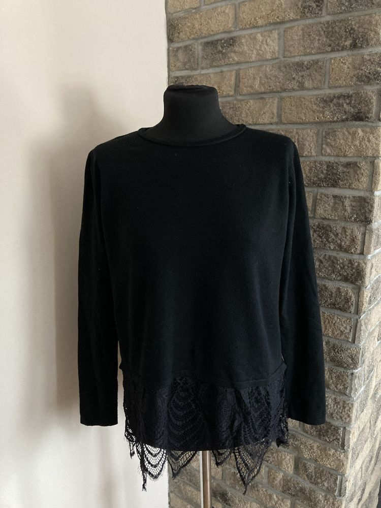 Czarny sweter z koronką i perełkami rozmiar M