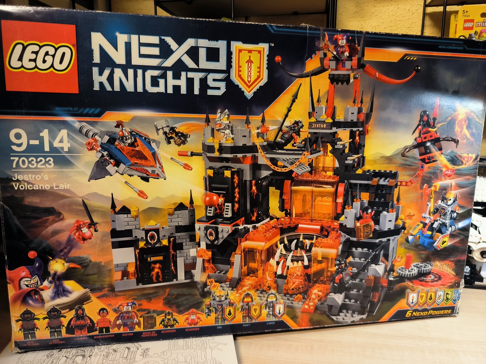 Колекціонеру Lego Nexo Knights 70323 Jestro's Volcano Lair повний