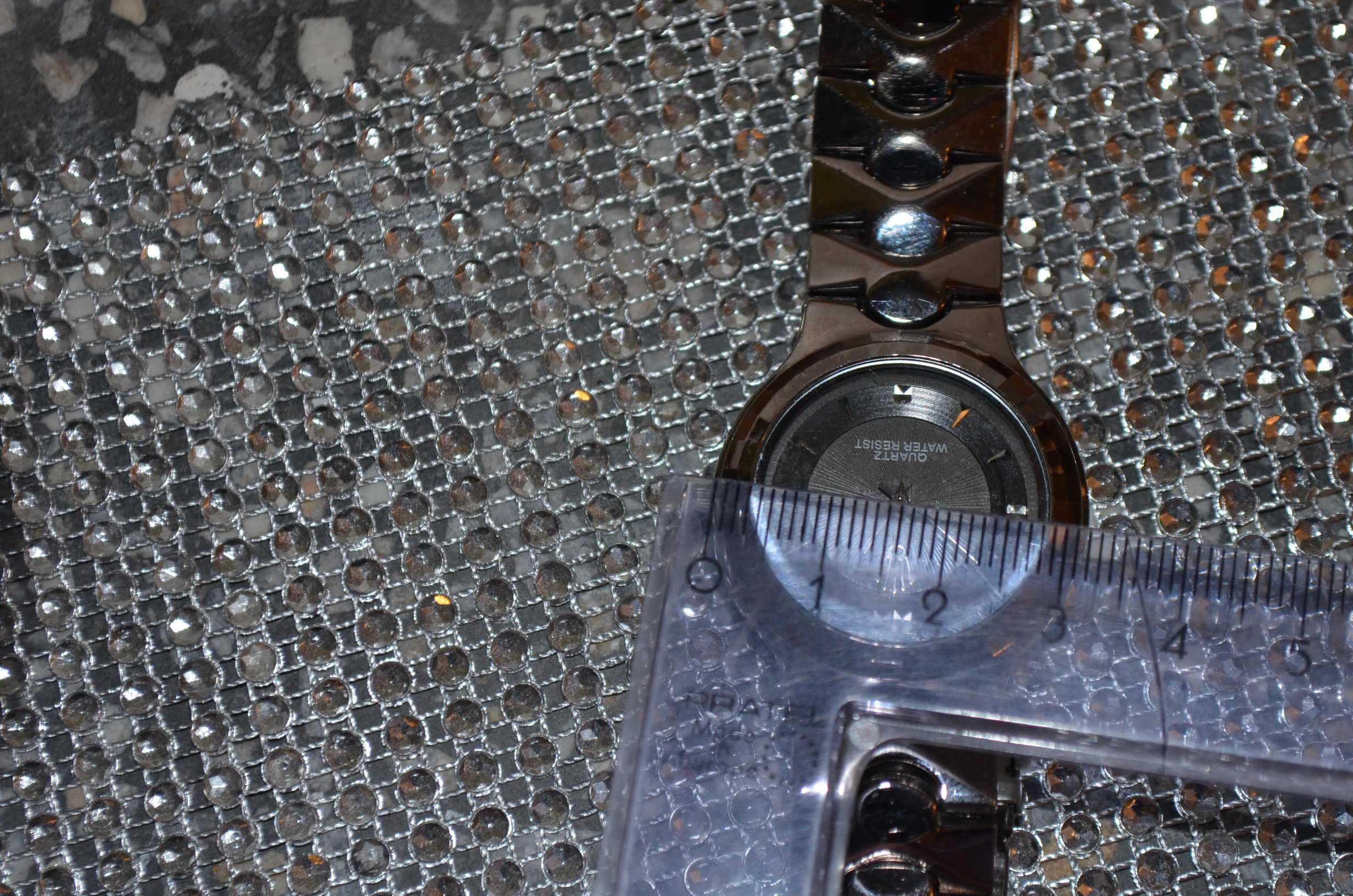Ładny sprawny zegarek kwarcowy metalowy z bransoletką srebrny