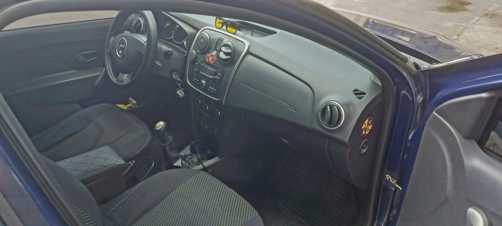 Автомобіль дачія логан