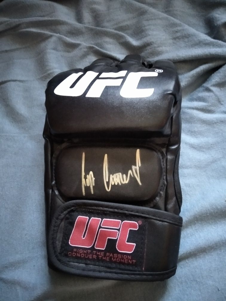 Sprzedam rękawice UFC z autografem Darko Stosic