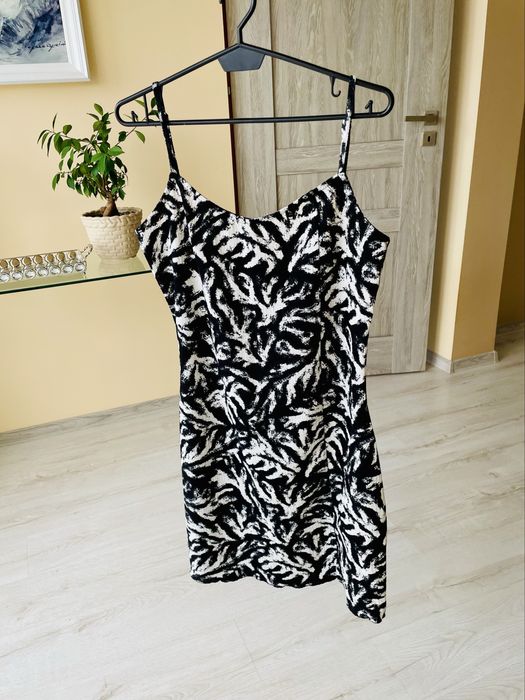 Modna łaciata sukienka na ramiączka Sinsay czarno biała M