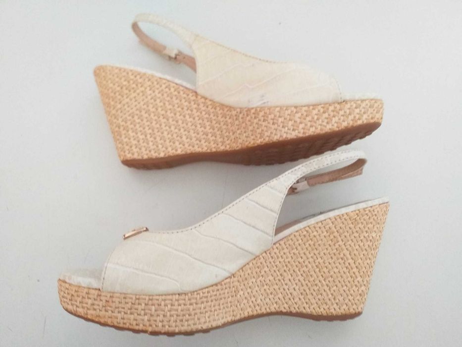 Sandália de Cunha em Couro Sintético Off-White