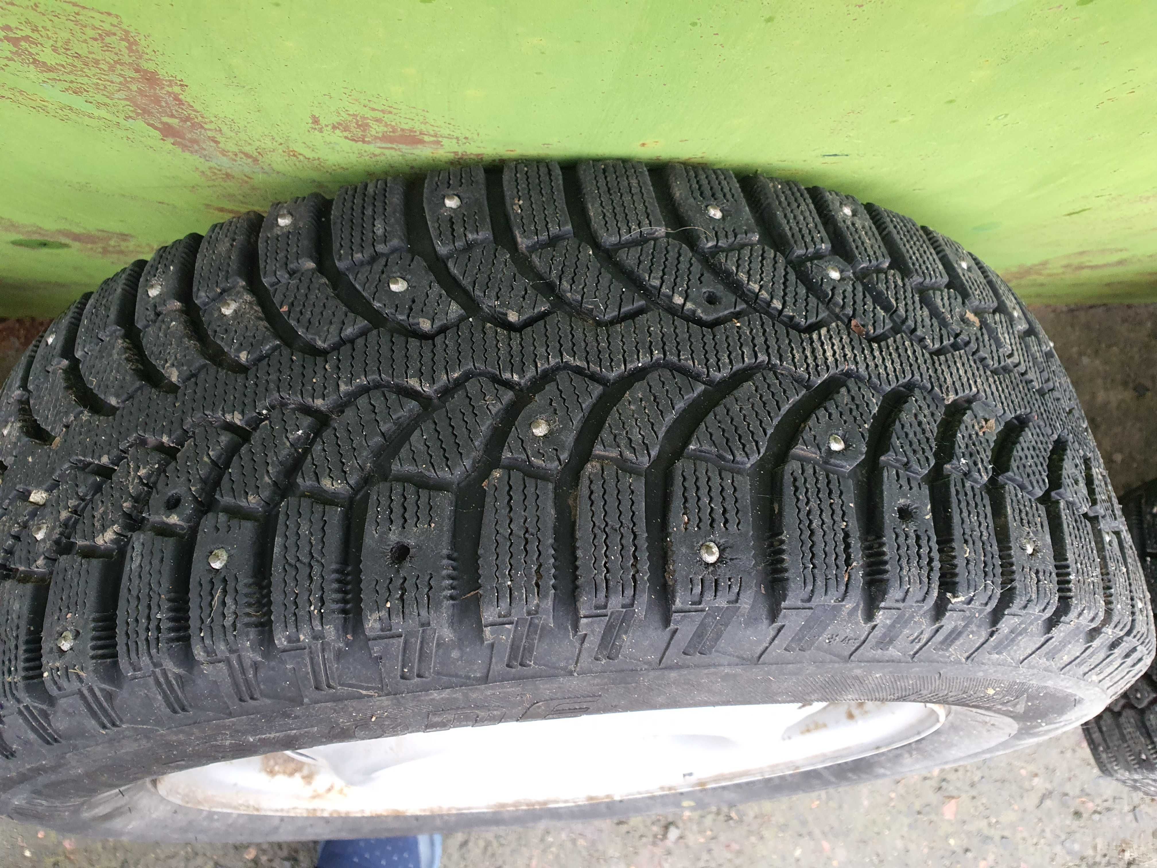Шини зимові шиповані Bridgestone Blizzak Spike-01 195/60 R15