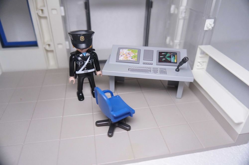 Playmobile 922 Komisariat policji z lotniskiem na Helikopter Playmobil
