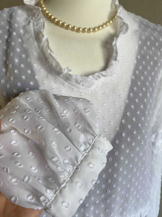 Biała żakardowa bluzka damska mgiełka jesień capsule wardrobe coquette