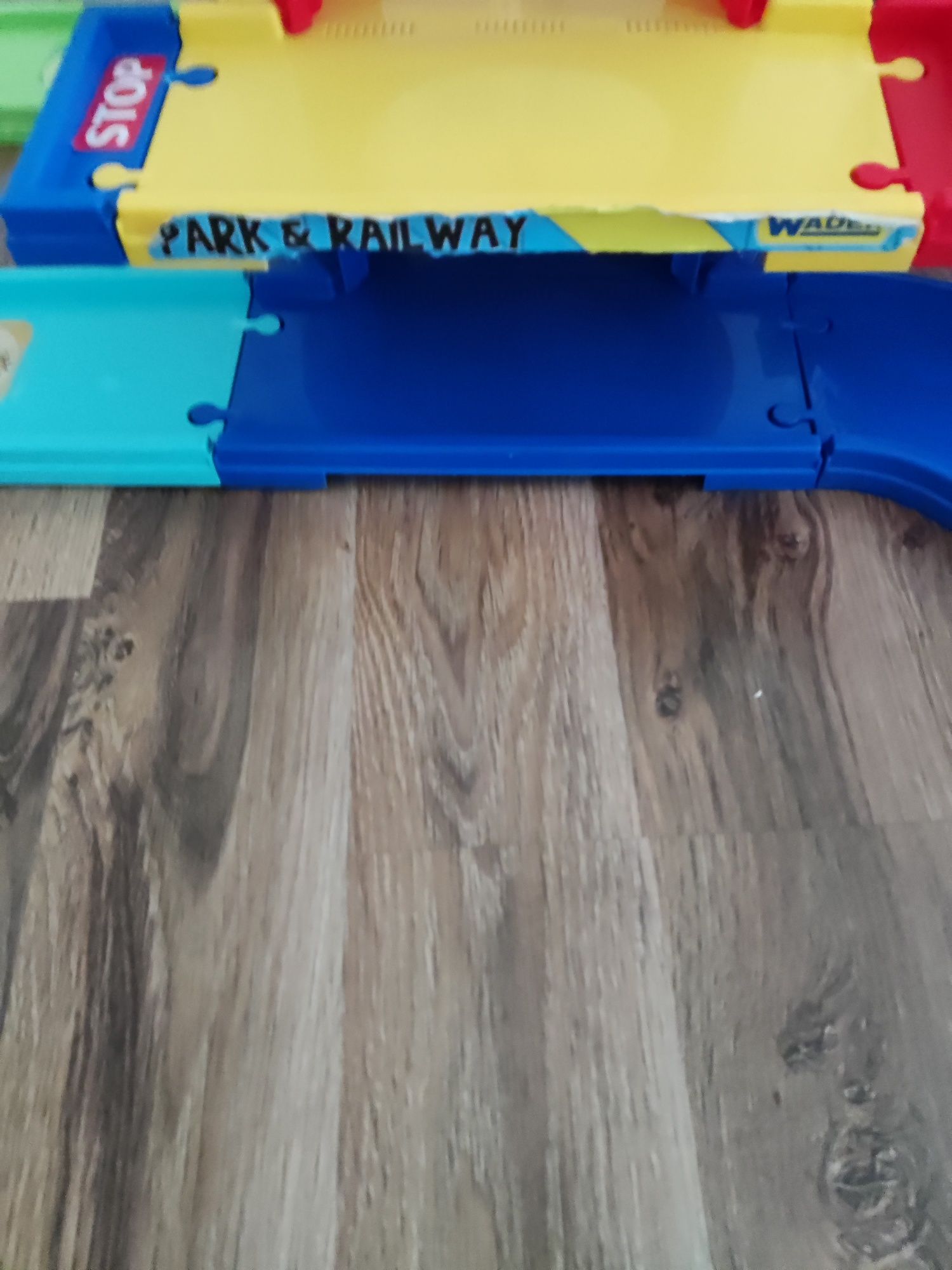 Stacja kolejowa Wader z parkingiem i drogami