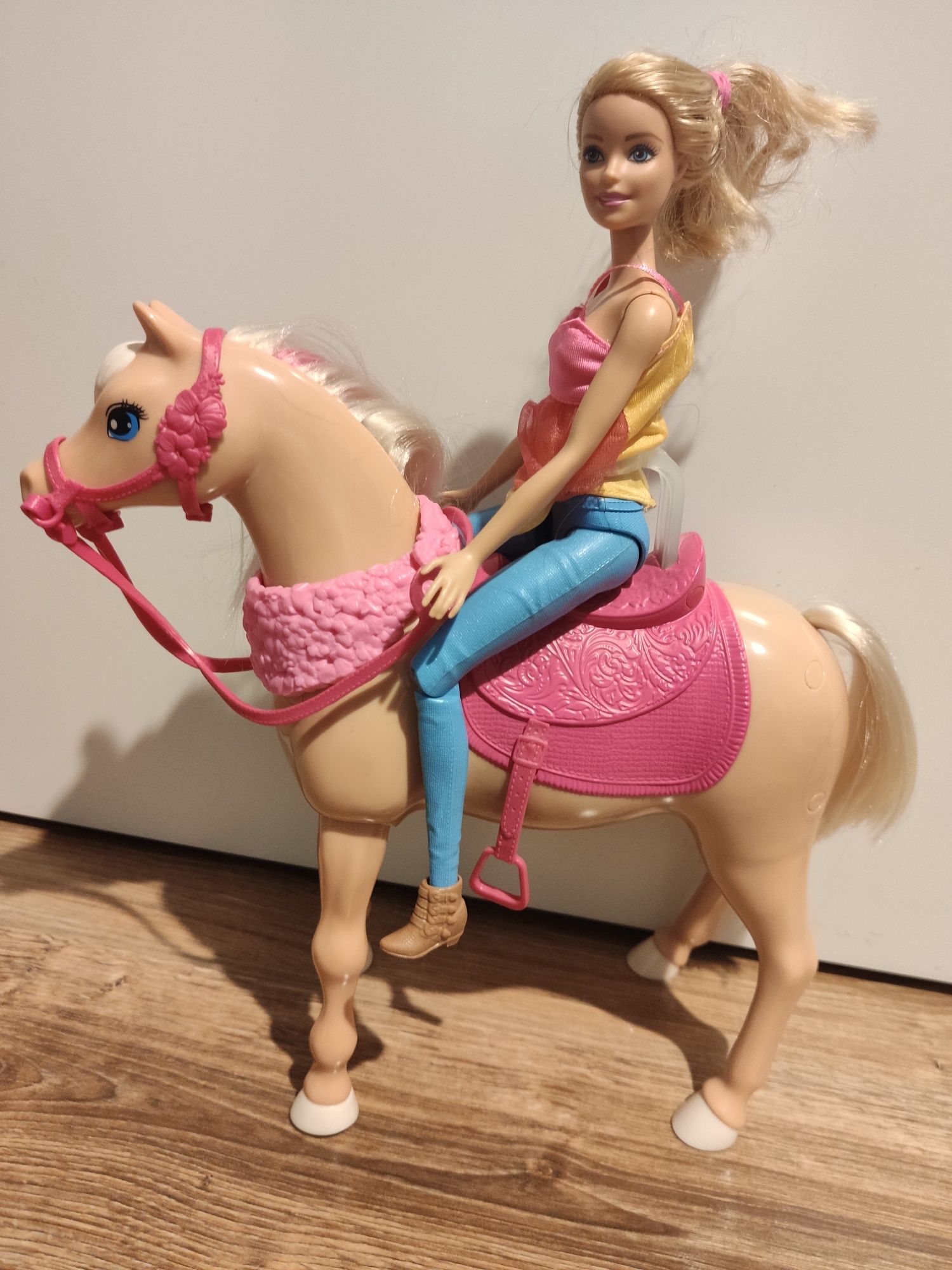 Barbie kowbojka z tańczącym koniem. Stan BDB