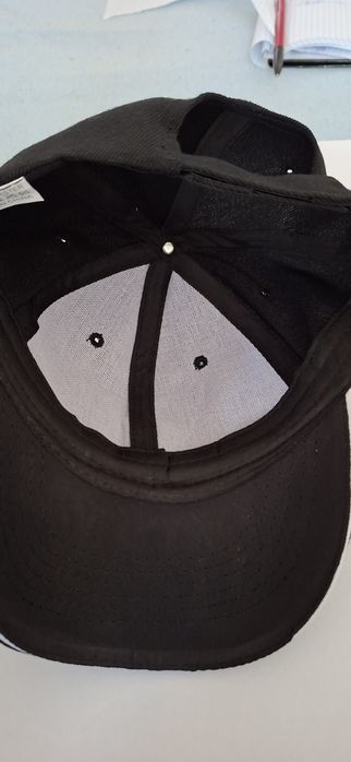 czapka z daszkiem I napisem