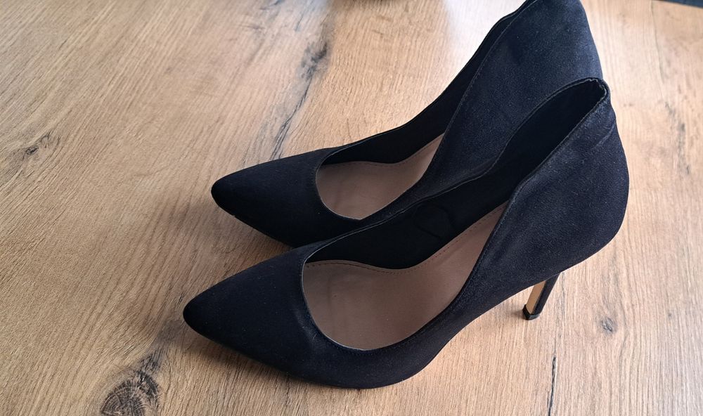 Buty damskie,  czarne zamszowe, na obcasie bardzo eleganckie 39
Możl