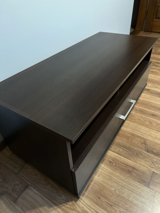 Solidna szafka w kolorze ciemnego dębu z szufladą w stanie idealnym