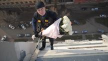 Поздравление альпинистами ! Подарок через окно !