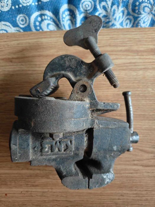 Продам тиски металлические б/у.