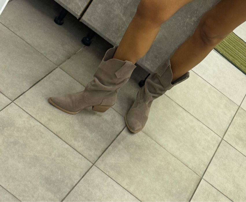 Козаки ( ковбойки )  продам шикарные козаки