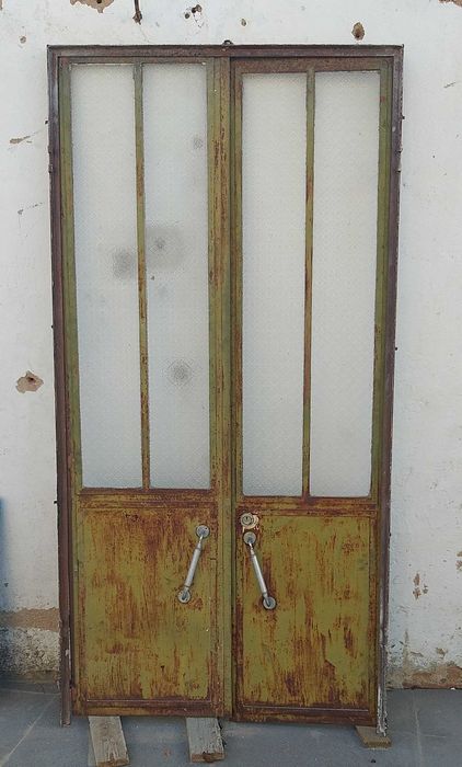Porta antiga em ferro