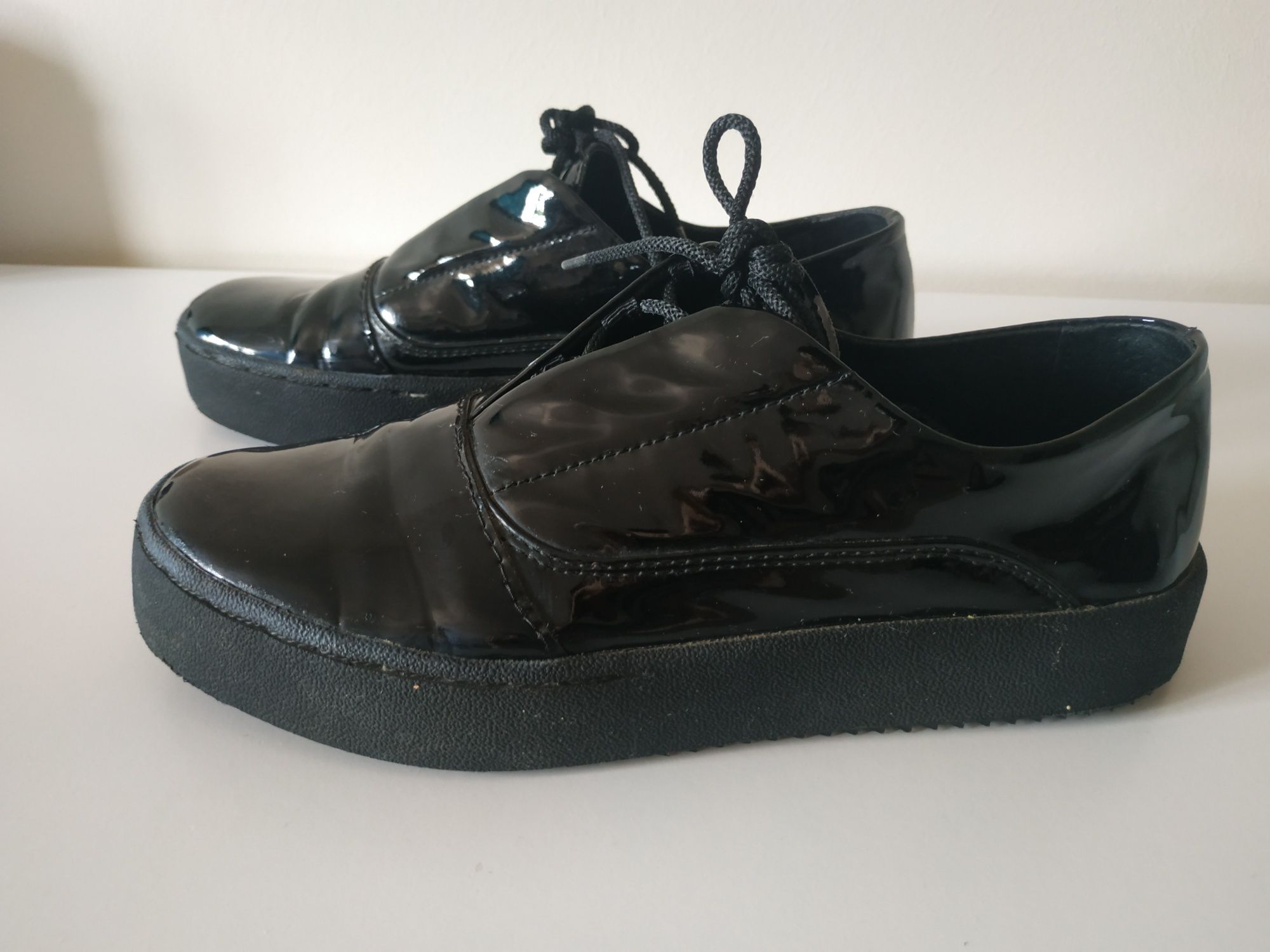 Лаковані чорні кросівки на шнурках