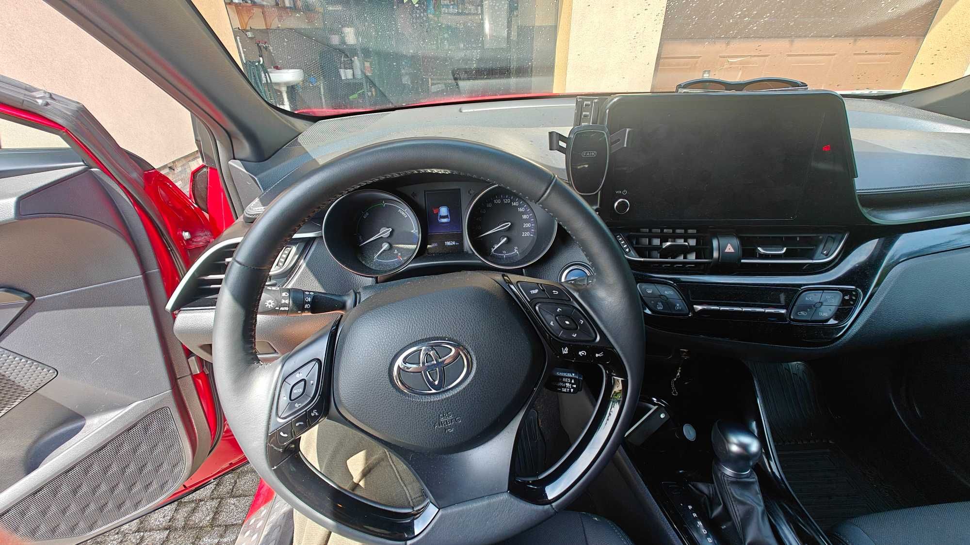 Toyota C-HR praktycznie nowa.