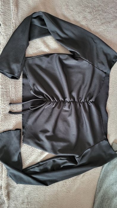 Czarna bluzka odkryte ramiona