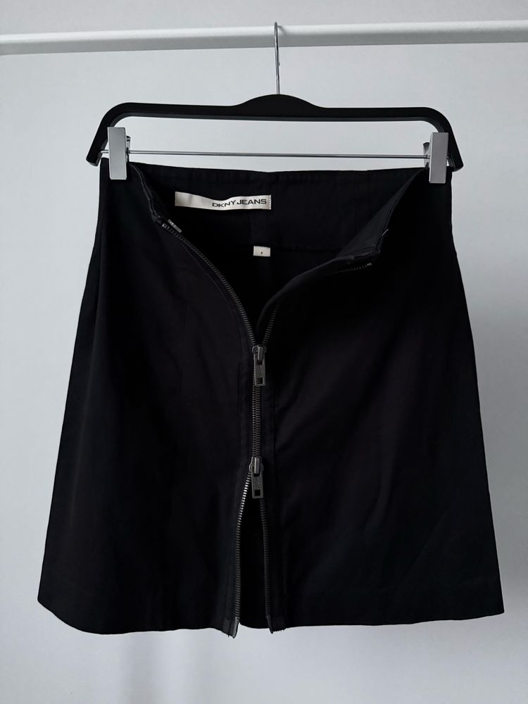 Czarna spódniczka mini z zamkiem DKNY Jeans wysoki stan