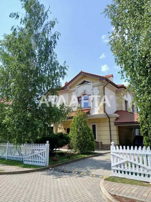 Дом из красного кирпича в охраняемом поселке- стиль и комфорт.