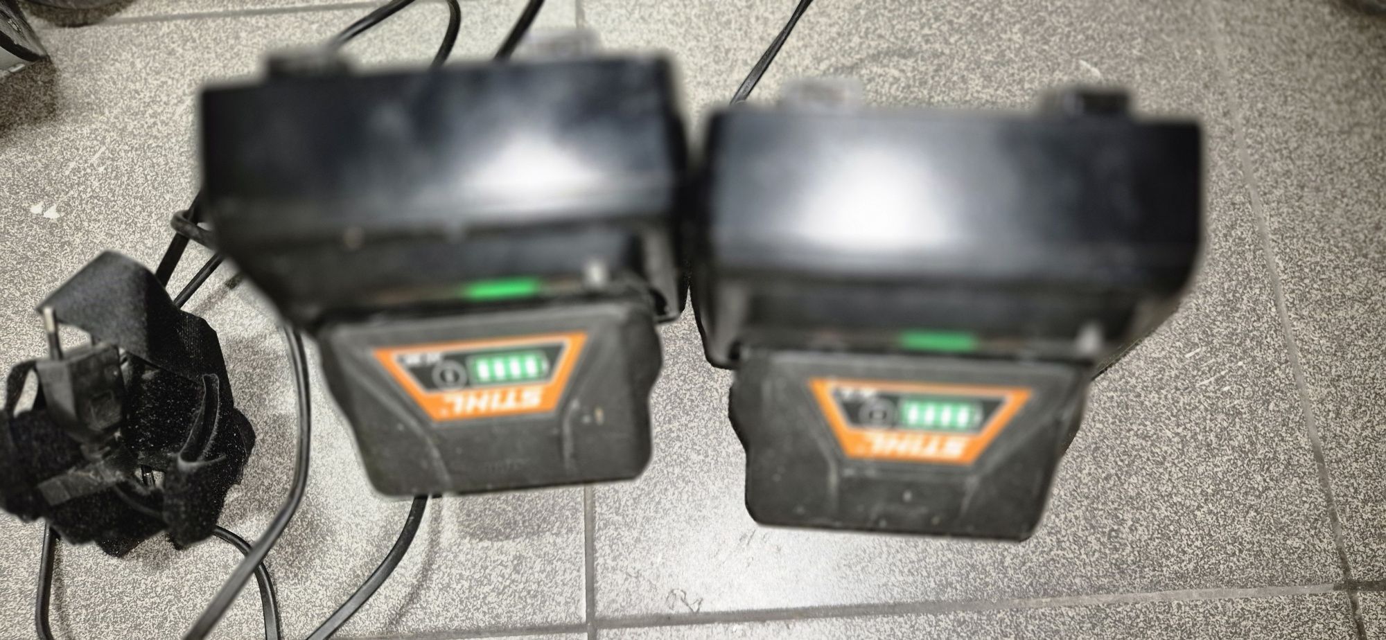 Stihl ładowarka i baterie 30ak i 10 ak