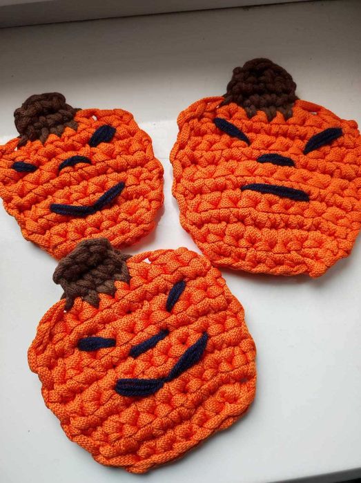 zestaw ręcznie dziergane na szydełku dekoracje